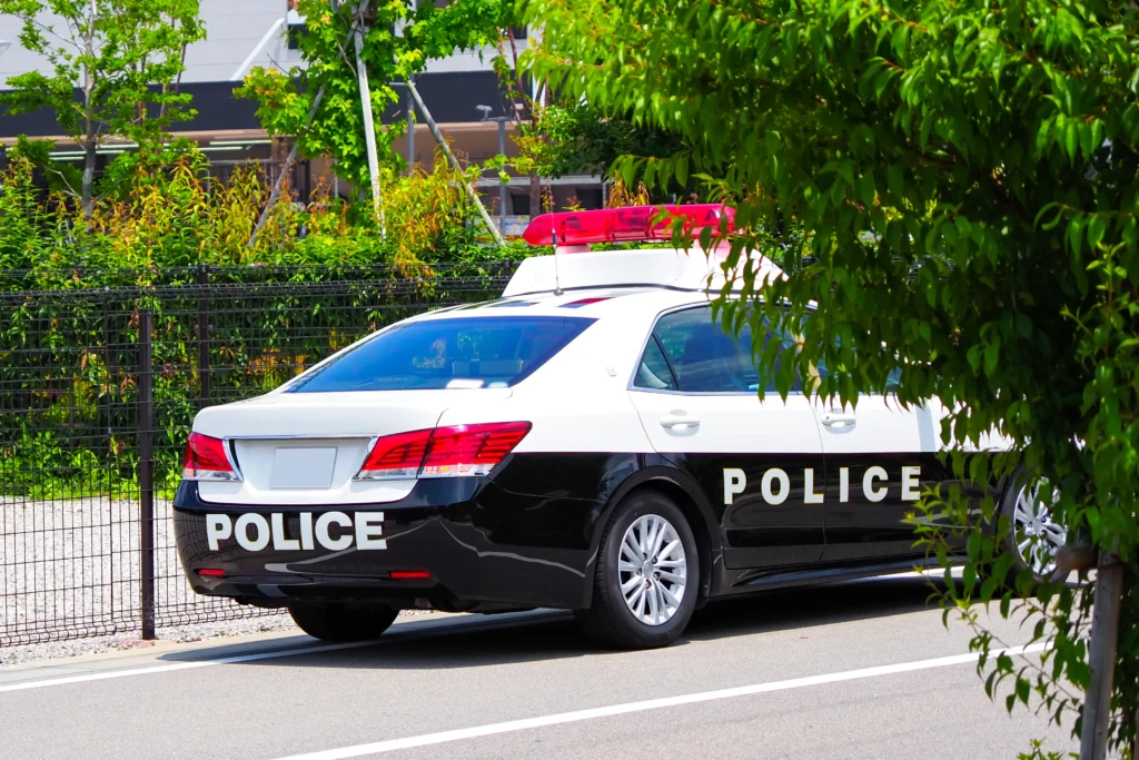 道路を走るパトカー