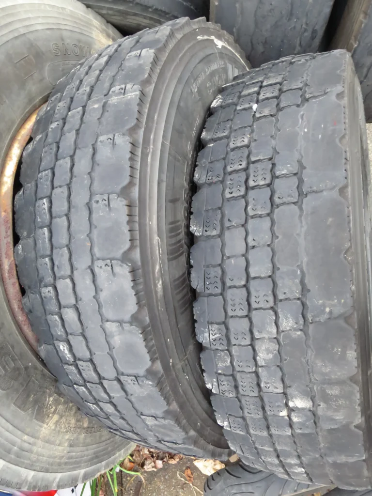 偏摩耗したタイヤ