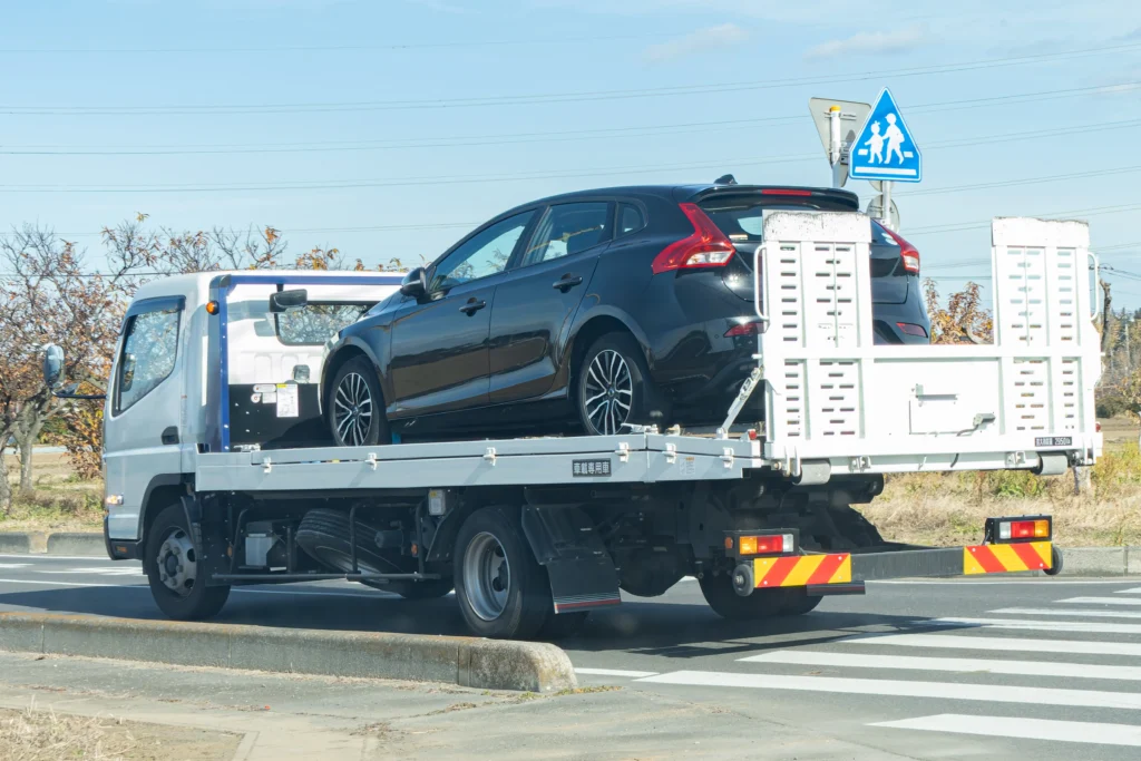 レッカー車に運ばれる車
