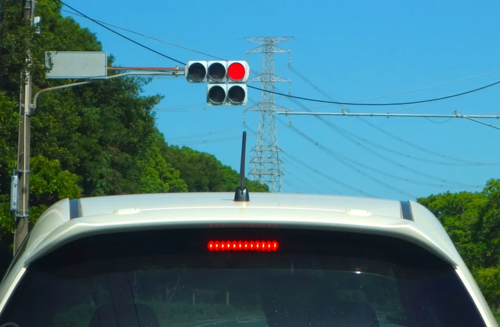 赤信号で止まる車