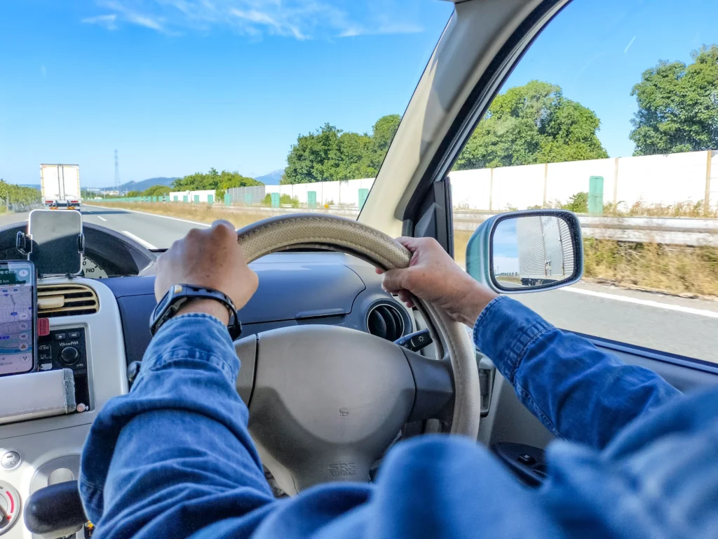 公道を運転する車