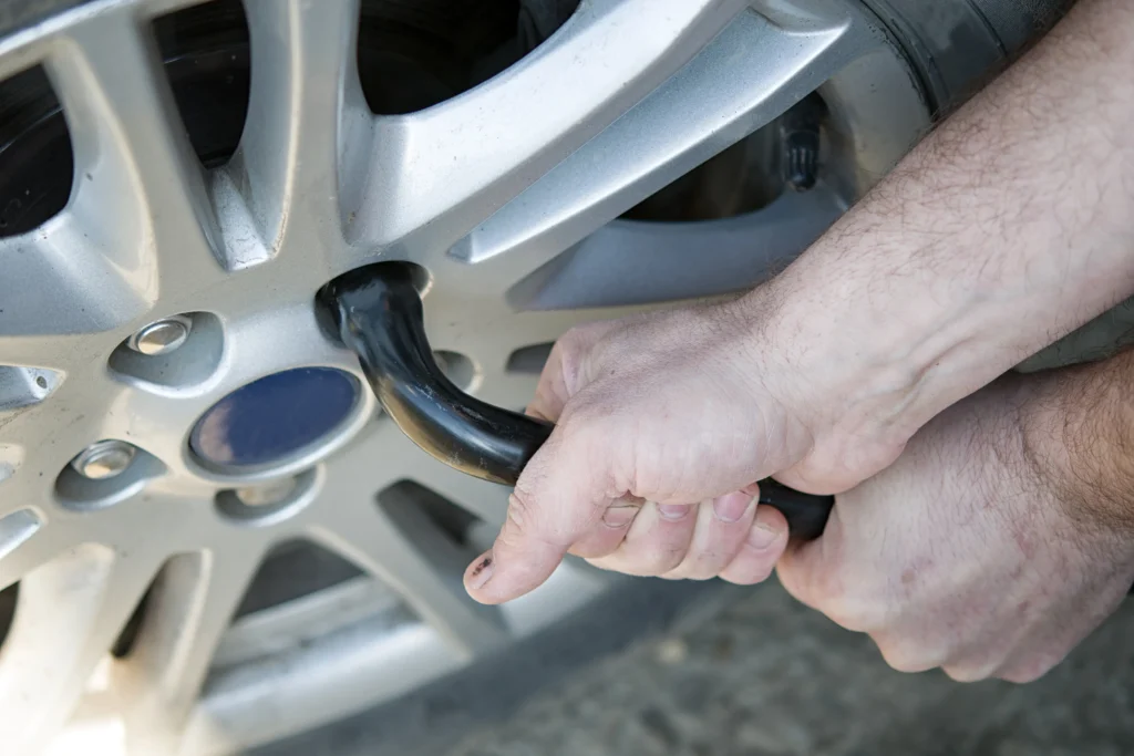 ホイールナットを緩める