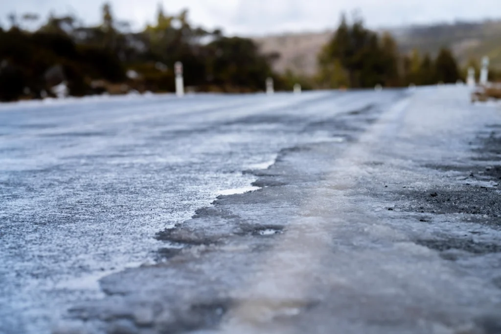 凍った道路