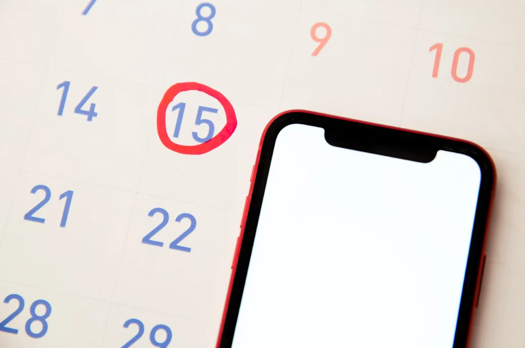 スマートフォンのカレンダーに予定を入れている様子