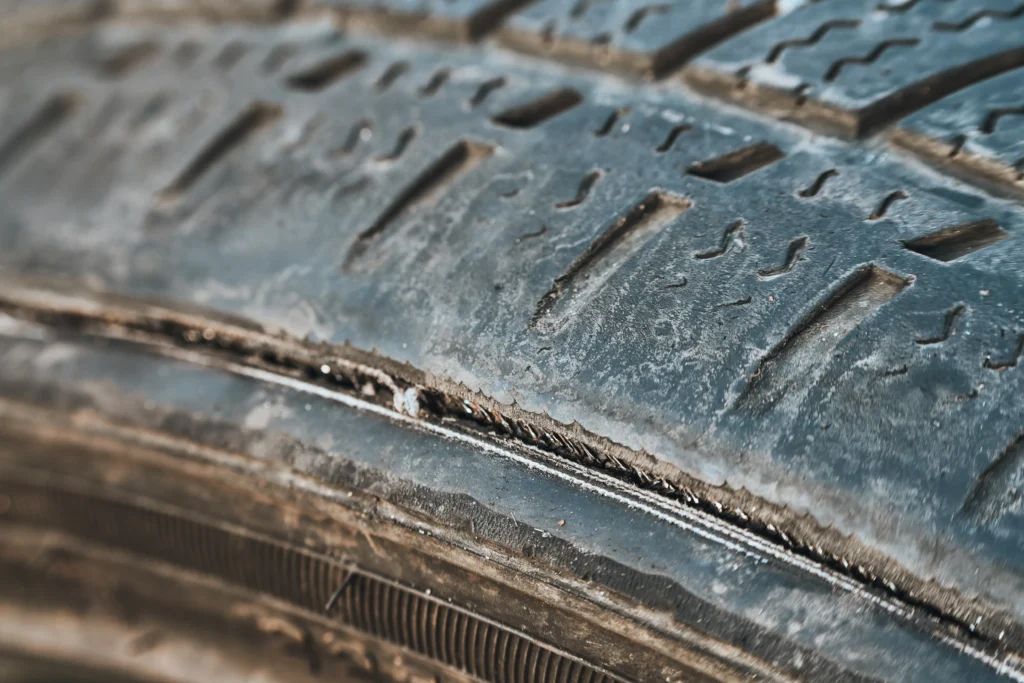 摩耗したタイヤ