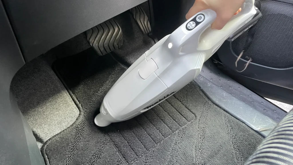 車内に掃除機をかける様子
