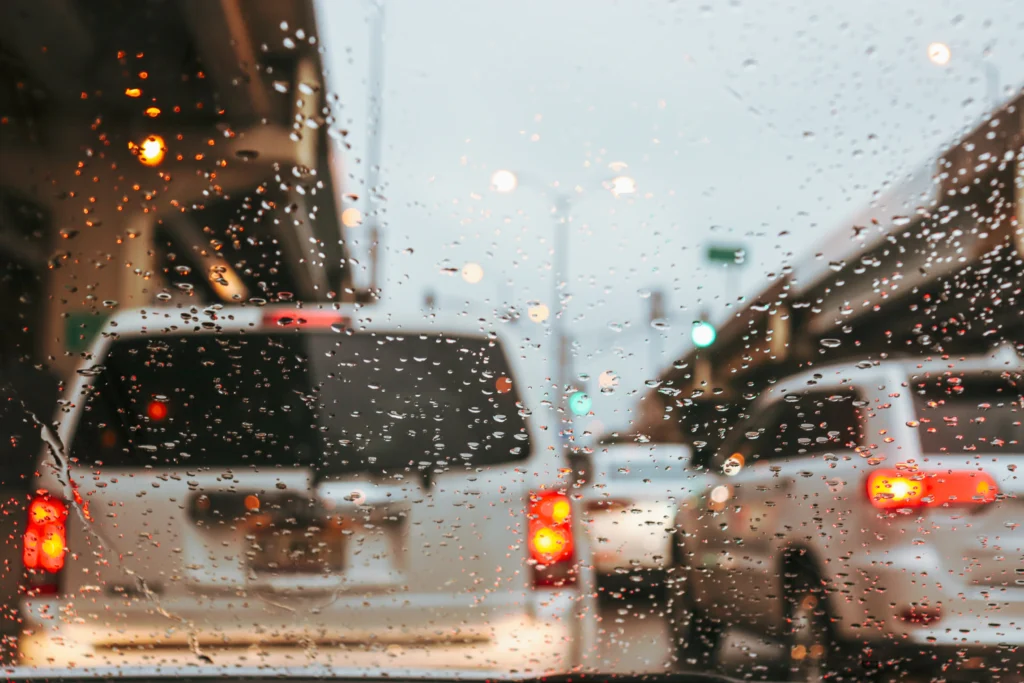 雨の日の車内