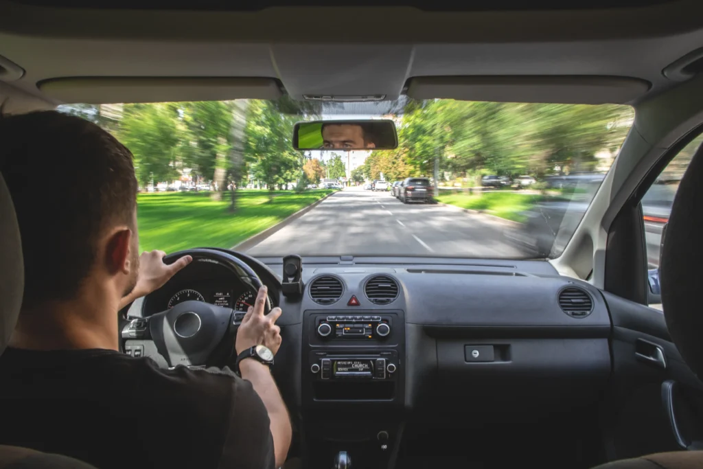 車を快適に運転する男性